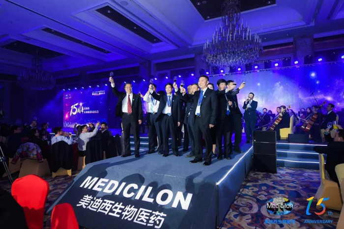 玩彩网CEO陈春麟携高管团队敬酒