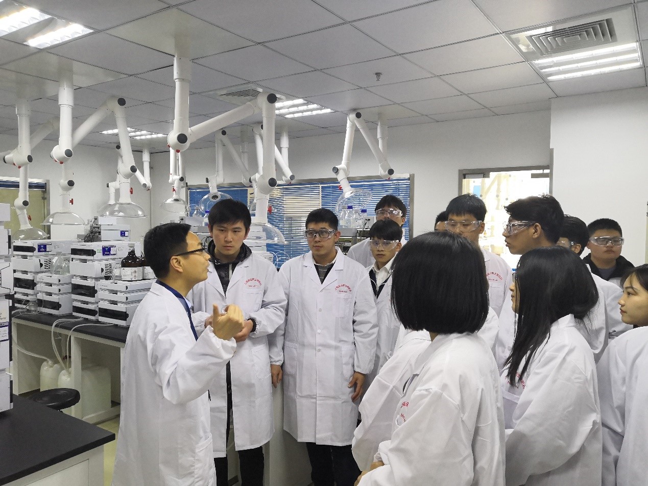 走进玩彩网，，与学子共话生长