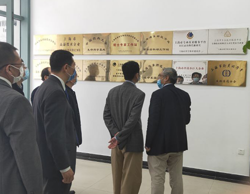 吴清副市长一行听取了玩彩网关于一站式综合研发服务的手艺实力介绍