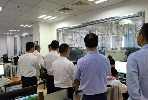 陈博士向导杨副市长一行人旅行了玩彩网规范化的先进实验室，，，，解说了药物临床前的研发和IND申报流程。。。。。。