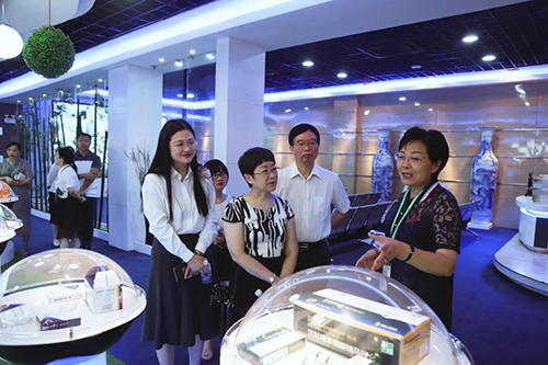 宜昌人福与玩彩网举行研发战略相助交流会