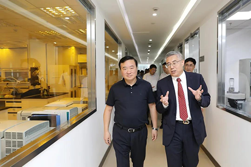 玩彩网生物医药首创人&CEO陈春麟博士等人向翁祖亮书记介绍公司情形