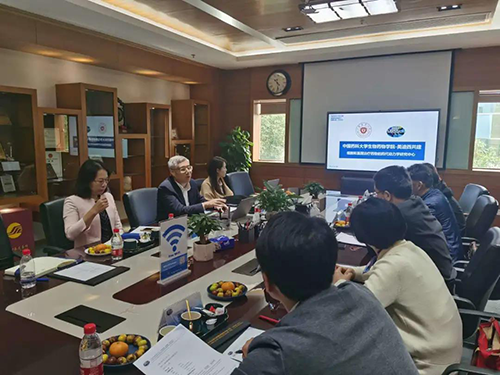 玩彩网首席执行官陈春麟博士，，，商务生长部副总裁蔡金娜博士等人热情接待了金能明书记一行。。。