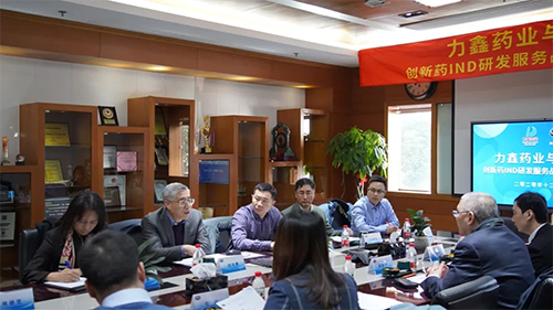 玩彩网首创人&CEO陈春麟博士、化学部与生物部高级副总裁任峰博士、药代动力学与生物剖析部副总裁辛保民博士、商务生长部副总裁蔡金娜博士等出席签约仪式。。。。。。