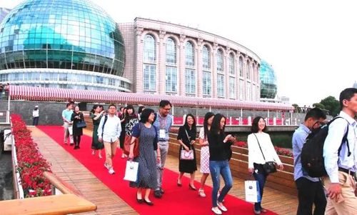 晚宴伊始，，，，前来加入晚宴的嘉宾们纷纷踏上红毯，，，，前往码头