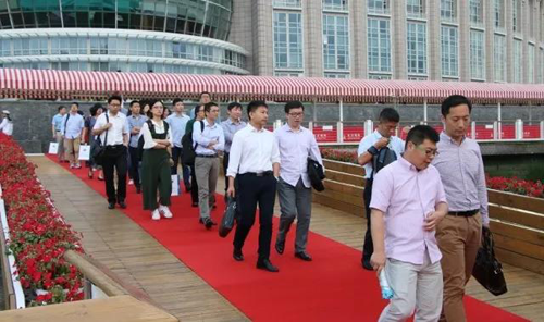 晚宴伊始，，，，前来加入晚宴的嘉宾们纷纷踏上红毯，，，，前往码头