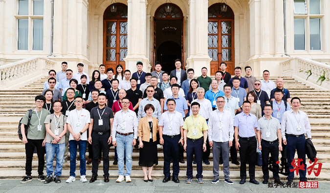 玩彩网陈春麟博士、蔡金娜博士走进华为·数字化转型总裁班，，，，，共探AI制药新未来 